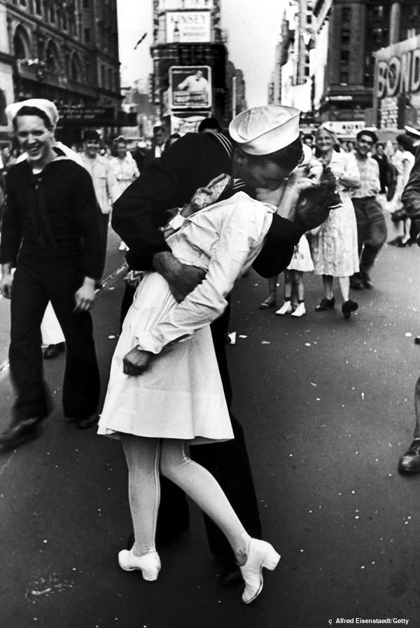 black and white kissing photos. A quot;Kissquot; that ended a WAR!