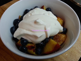 Pesche e mirtilli con panna - Peaches and blueberries with whipped cream
