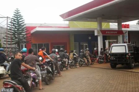 SPBU Bandar diserbu Warga
