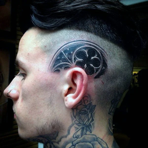 Tatuaje en la cabeza para hombre