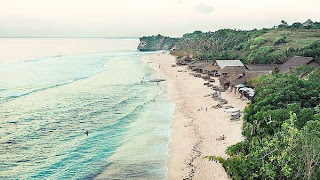  Once the traveler said when he saw the charm  There is a clandestine beach on the isle of Bali