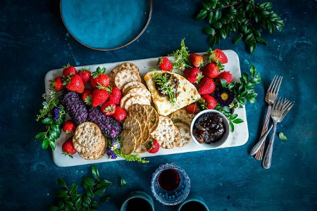 Bandeja de galletas y frutas