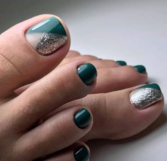 Diseño de uñas para pies tricolor otoño invierno