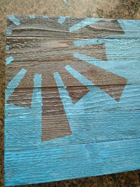 Summer Pallet Art--a fun and easy way to brighten up your home for the summer!