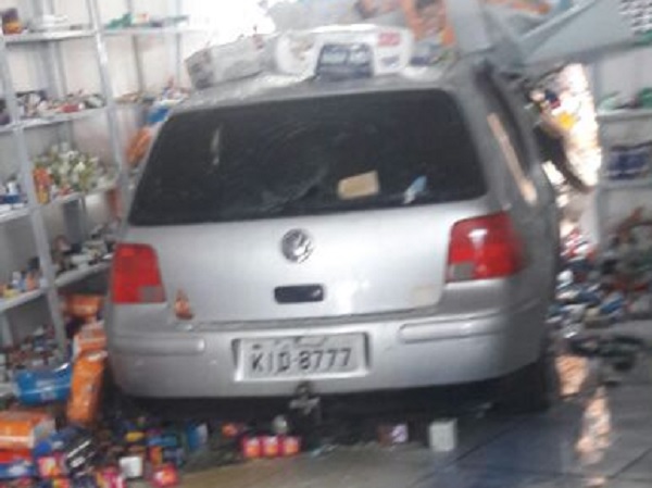 Carro desgovernado invade farmácia e atinge motociclista no interior da Bahia