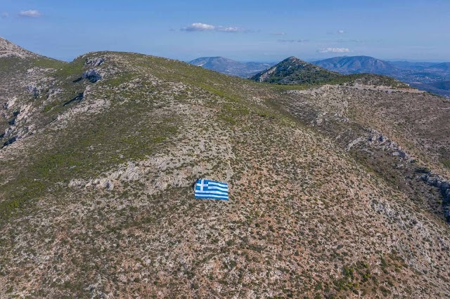 Ελληνική σημαία 800 τετραγωνικών δεσπόζει στο εκκλησάκι του προφήτη Ηλία   στη Γλυφάδα