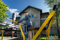 Lokalna Kolej Drezynowa w Regulicach to nietuzinkowa atrakcja dla całej rodziny, gwarancja niezapomnianych chwil i wrażeń bez względu na wiek!