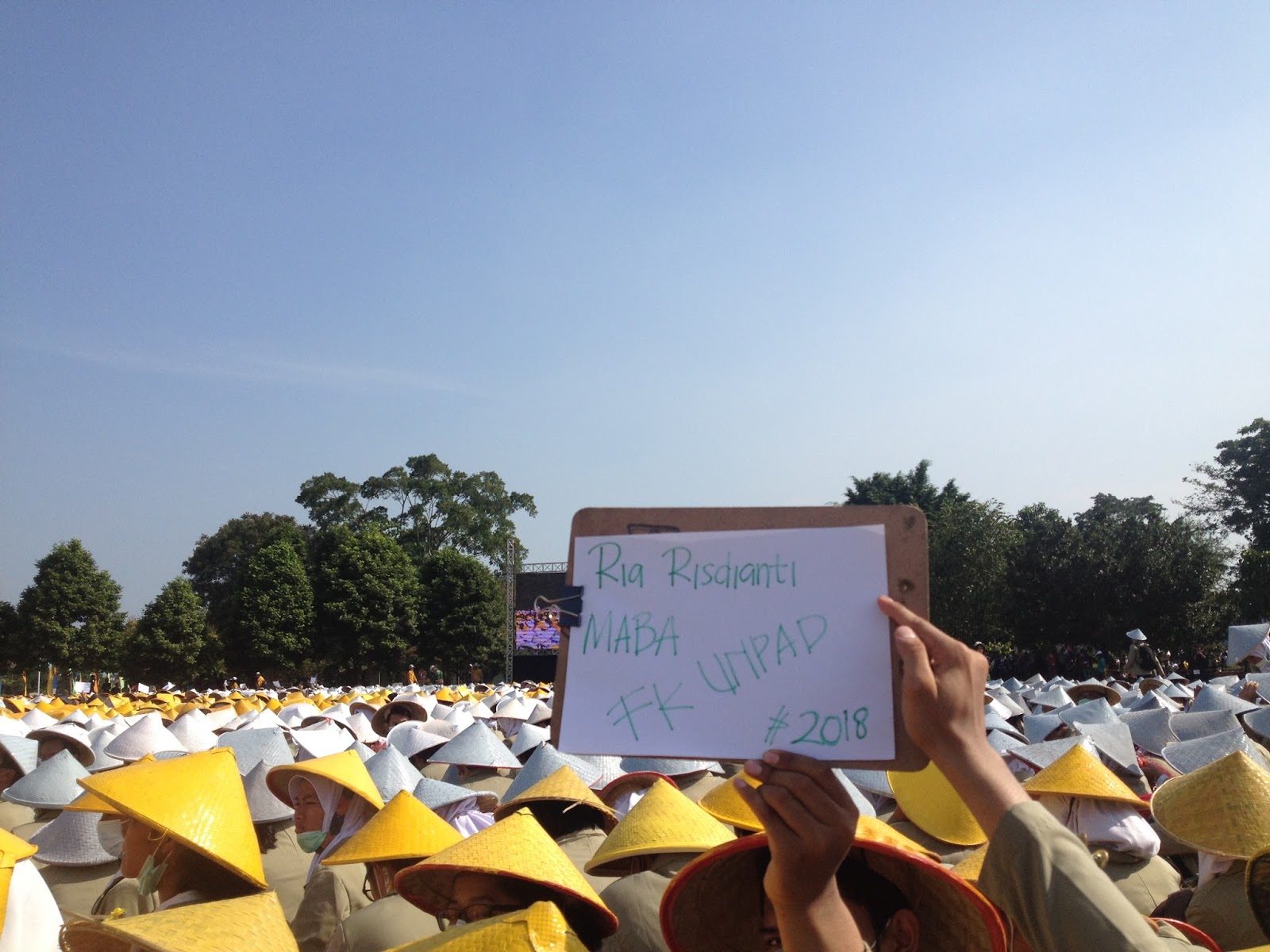 Fyi ini merupakan salah satu cara yang bisa dipilih dalam penghitaman kulit yaitu berjemur di lapangan pancasila di depan graha sabha pramana UGM