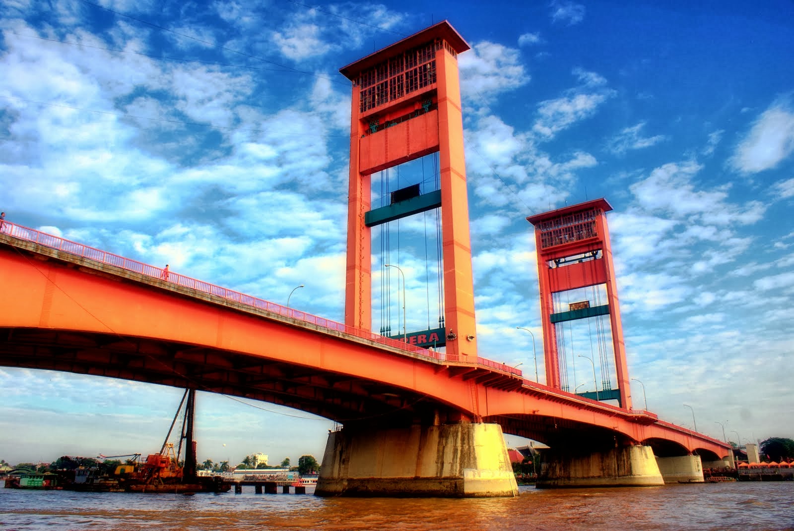 Jembatan Ampera Yang Serasi Dengan Sungai Musi Indonesia 