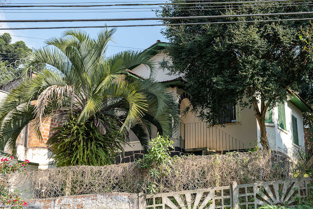 Casa na Rua Mateus Lems, Curitiba, com ornamento de ferro na fachada