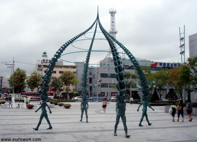 Estatua frente al Times Square de Seúl en Corea del Sur