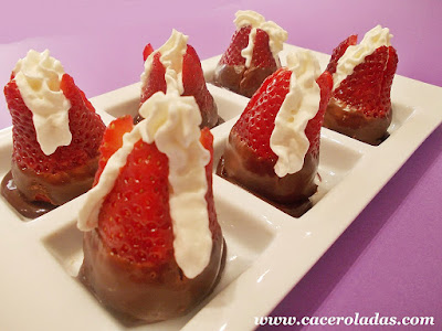 Fresas con chocolate, nata y un toque de licor