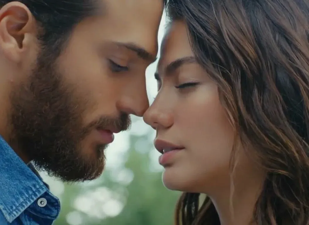 The "top-secret" love story between Can Yaman and Demet Ozdemir is once again making headlines. The Grand Hotel magazine has dedicated a lengthy feature to the alleged relationship between the two former stars of the beloved series "Day Dreamer – Le ali del sogno."