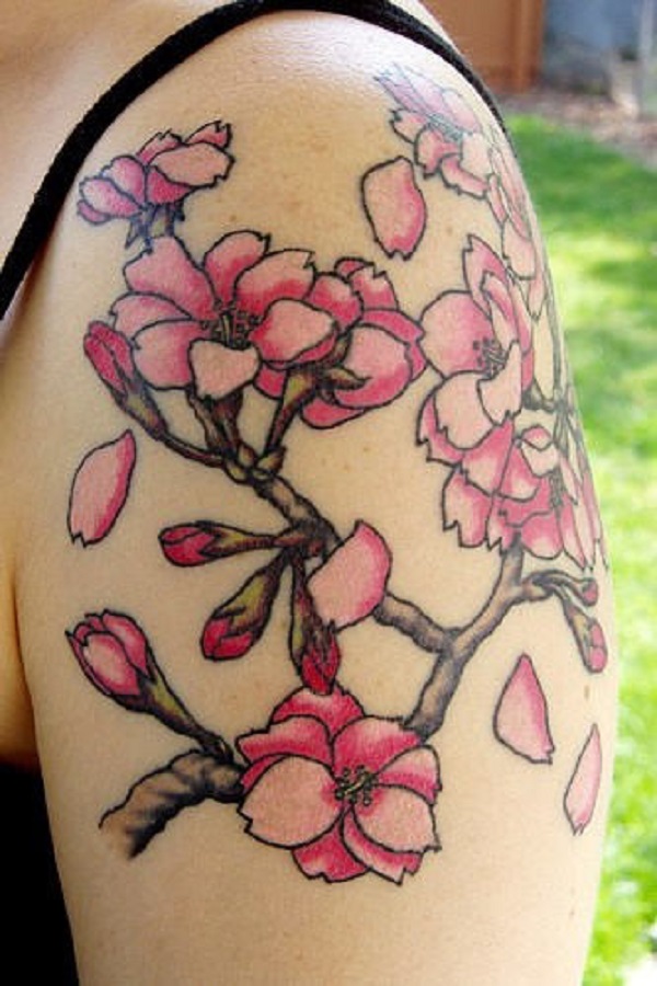 A flor de cerejeira tatuagem no braço. Desenhado em 2D estilo as flores de cerejeira são vistos em plena floração como suas pétalas dançam no vento, enquanto também há novos brotos e aqueles que estão prestes a florescer torno do adulto flores. (Foto: Fontes de imagem)