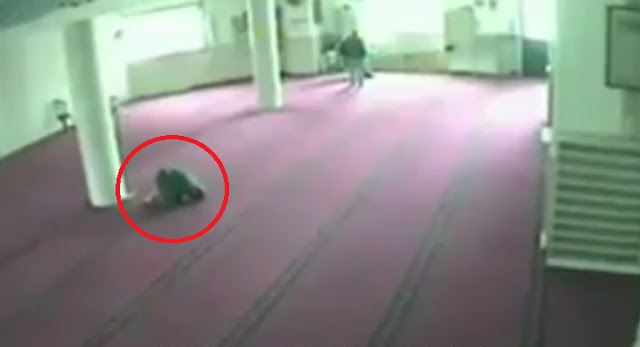 Terekam CCTV, Pria Ini Meninggal Saat Sujud di Masjid