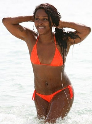 Gorgeous Alexandra Burke sexy wet orange bikini candids - pic 1