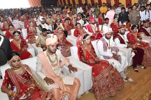 સમૂહ લગ્ન:ગાંધીનગરમાં રબારી સમાજનાં સમૂહ લગ્નમાં 25 હજારની જનમેદની વચ્ચે 51 યુગલો લગ્નના તાંતણે બંધાયા