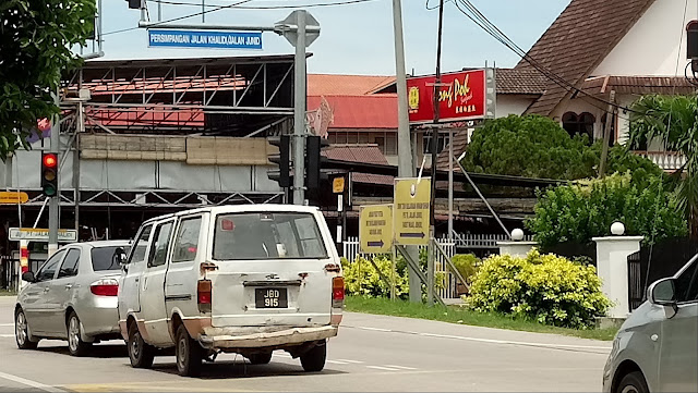 Persimpangan Jalan Junid dan Jalan Khalidi