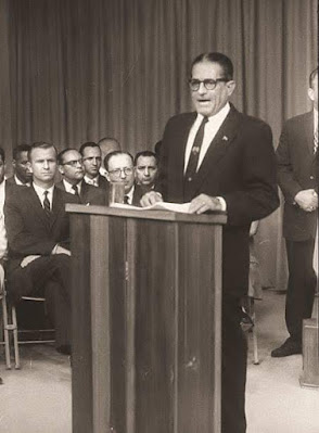 El Presidente de la República Don Ernesto de La Guardia (1956 - 1960) dirigiéndose desde los estudios de RPC Televisión, a la nación panameña.