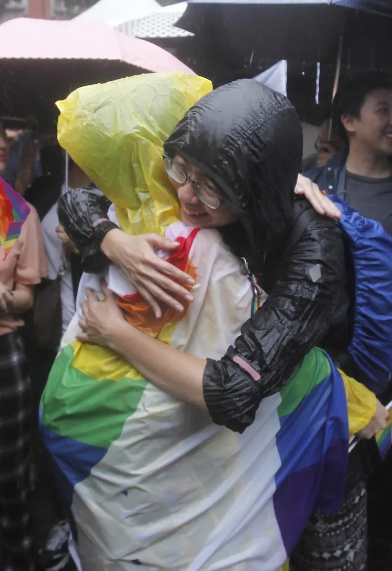 24 Powerful Images From The First Day Of Marriage Equality In Taiwan