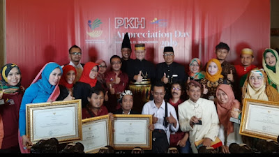 Pemprov Jatim  Raih Penghargaan  Wujudkan Graduasi Keluarga Penerima Manfaat Program Keluarga Harapan (KPM PKH) dari Mensos RI