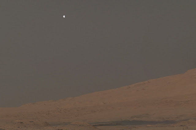 Robot Penjelajah Curiosity Potret Bulan Mars Phobos, Yang Terbenam Di Ufuk Timur Planet Mars