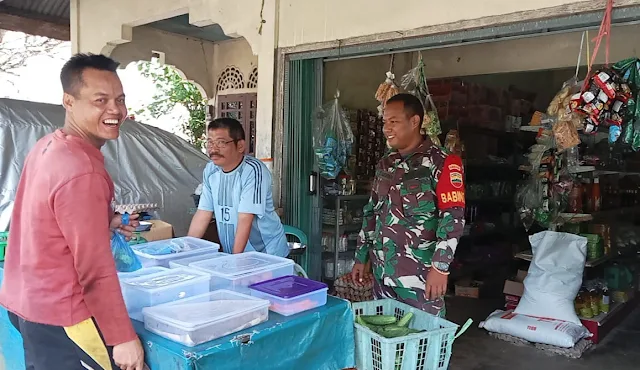 Babinsa Edi Sufriadi Komsos dengan Pelaku UMKM di Desa Harapan Jaya