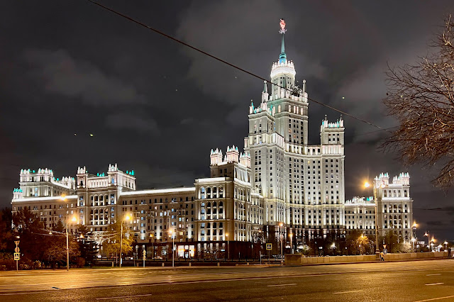 Устьинский проезд, жилой дом на Котельнической набережной (построен в 1938-1952 годах) Устьинский проезд, жилой дом на Котельнической набережной