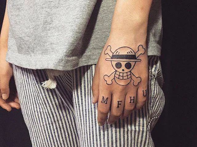 tatuagem masculina na mão e no braço masculino desenho caveira