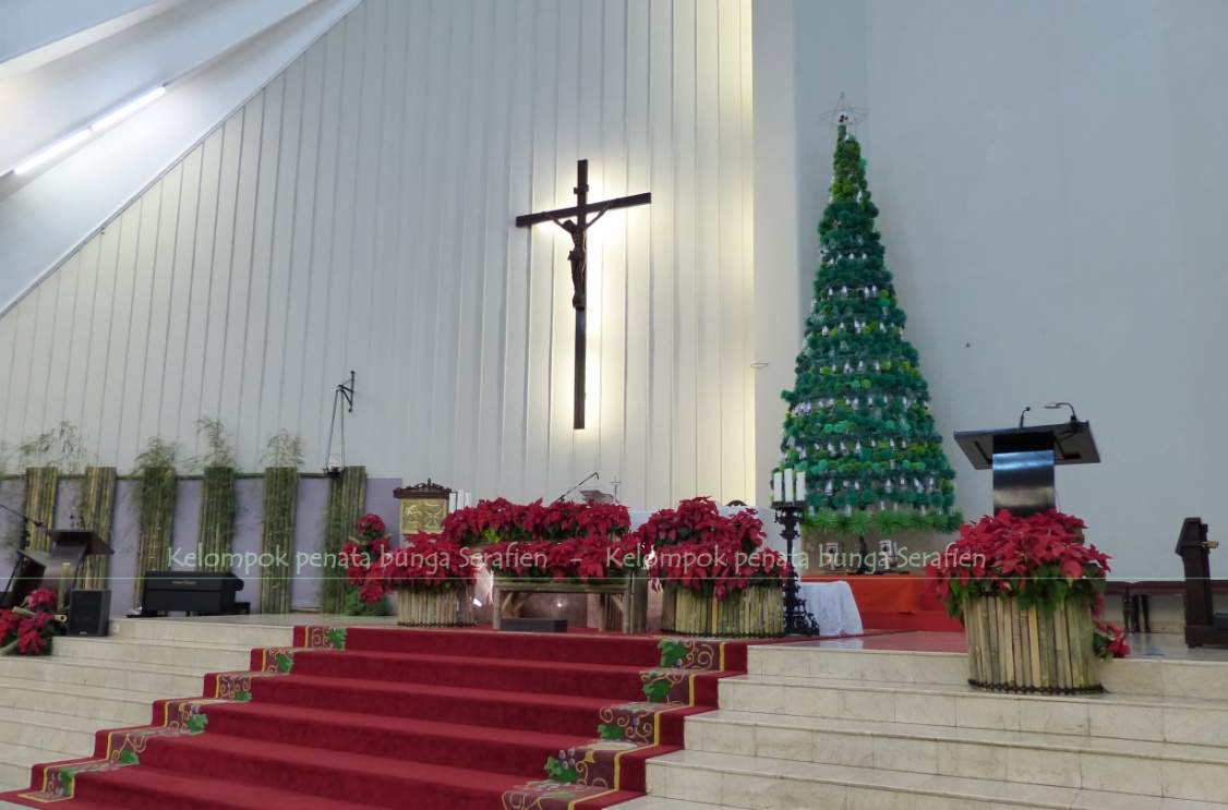 Serafien Perangkai Bunga Liturgis Dekorasi Natal dari  