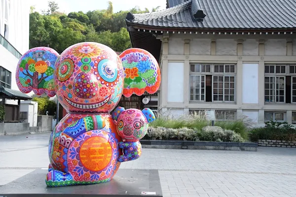 ▲彰化縣立美術館廣場展出的「金龍YO有魚」及「無尾熊」2件藝術公仔，民眾照打卡送好禮。（彰化縣文化局提供）