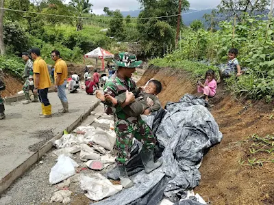 Satgas TMMD Kejar Target Titik Akhir Pengecoran Jalan Masih Dikerjakan dan sambil bermain Dengan Anak-Anak