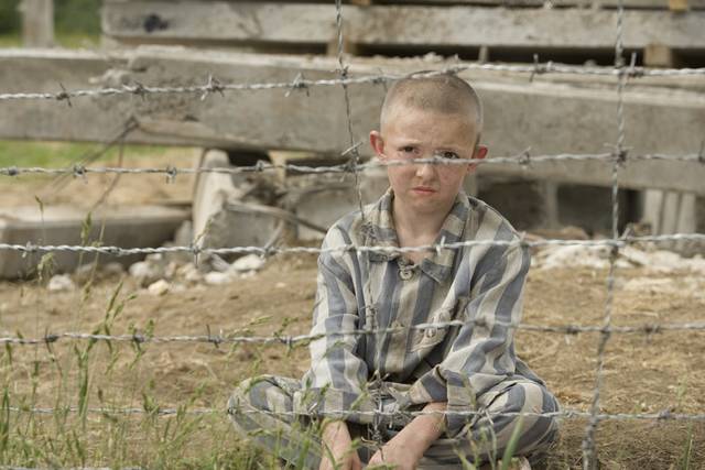 il bambino con il pigiama a righe