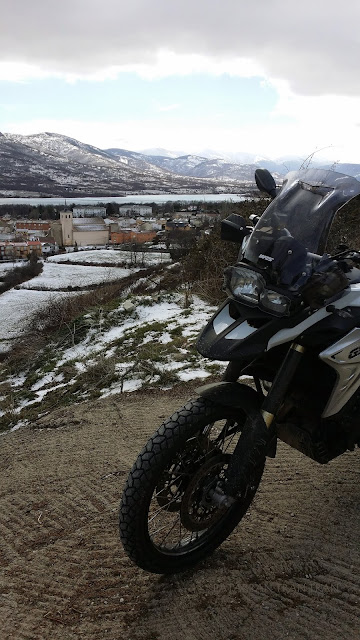 BMW F800 GS y TKC70: Estrenando neumaticos trail por nieve y hielo.