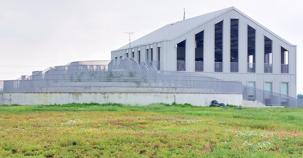 台南新化果菜市場(全台最美果菜市場)，屋頂綠色草皮小山丘散步賞景