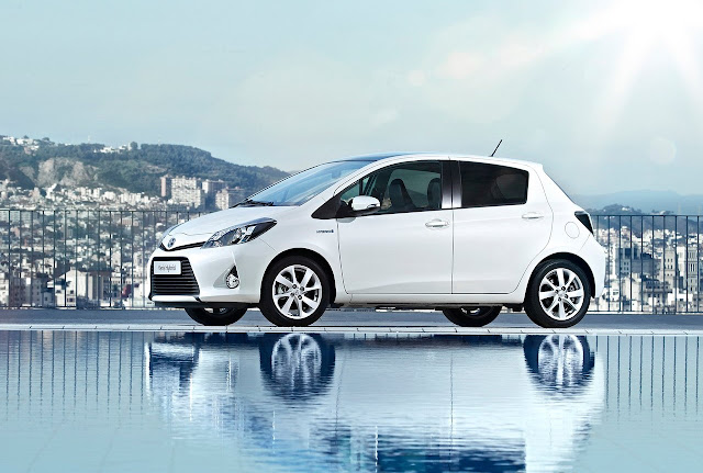 2013_Toyota-Yaris_Hybrid_White