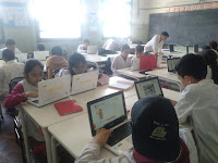 Foto 13: Alumnos trabajando con netbooks.