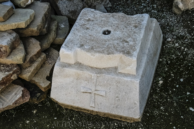 basa de columna con cruz griega