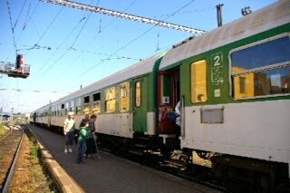 ジフラバ駅で代行バスから列車に乗り換える