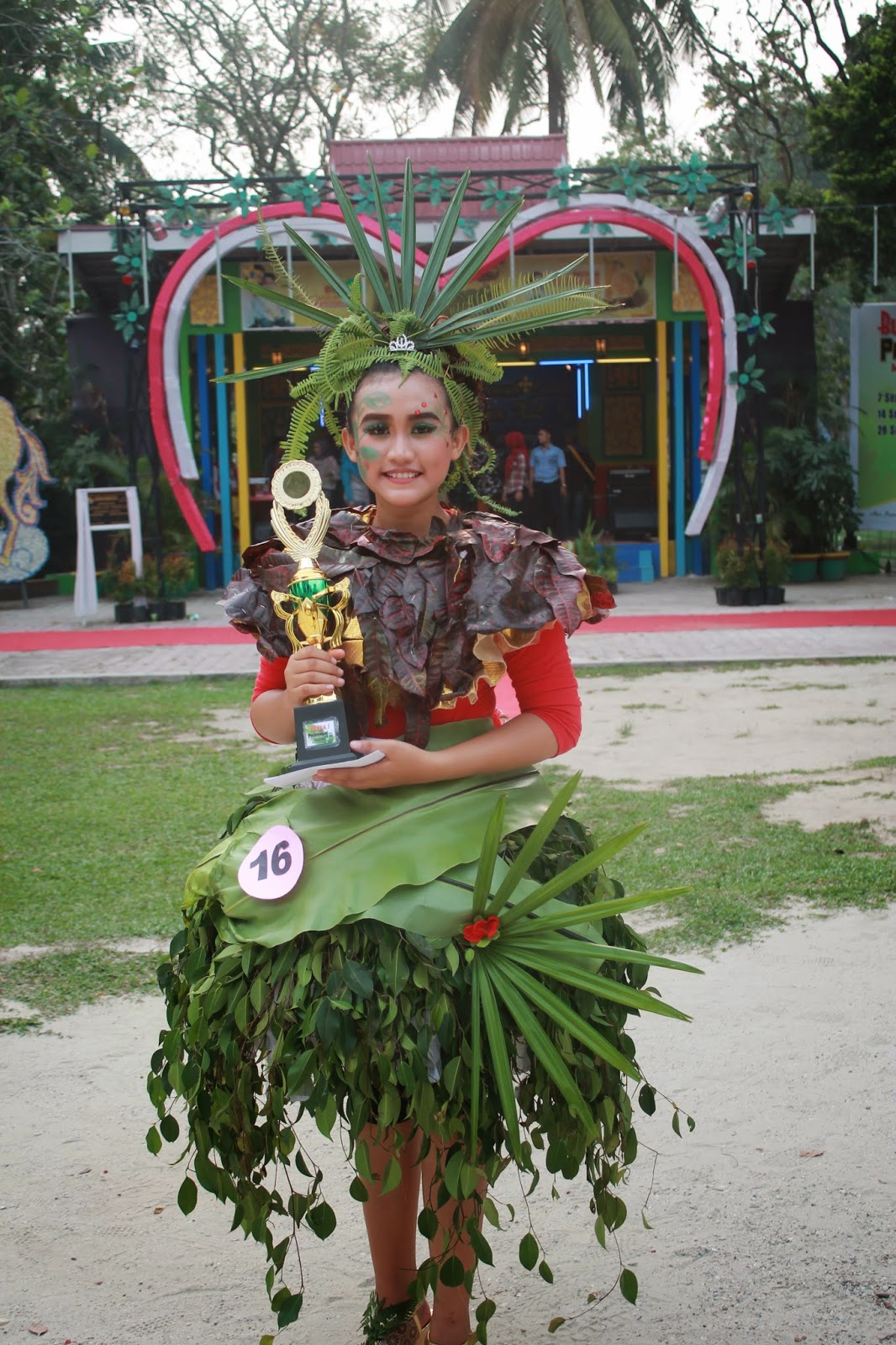 Sukses Pada Lomba Busana Alam Daun SMK N 2 Teluk Kuantan Kab