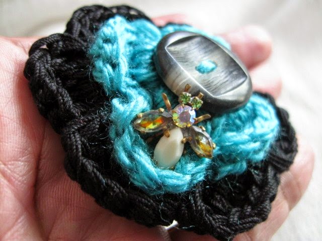 https://www.etsy.com/listing/194329045/crochet-brooch-black-and-turquoise-green?ref=shop_home_active_1