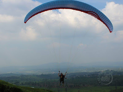 Paralayang di Bukit Santiong.