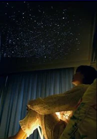 Dormitorio con techo de estrellas