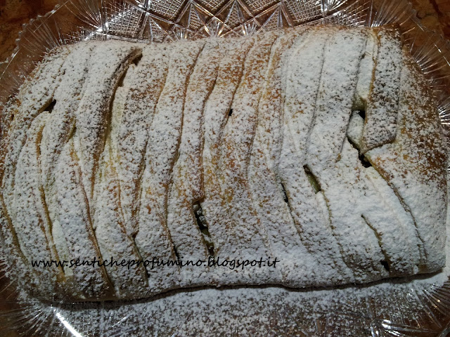 Treccia Danese con cuore di mele, uvetta e pinoli