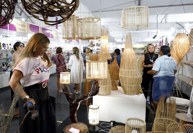 Primeira-dama do Estado visita Salão do Artesanato Paraibano e reforça compromissos do Governo com artesãos