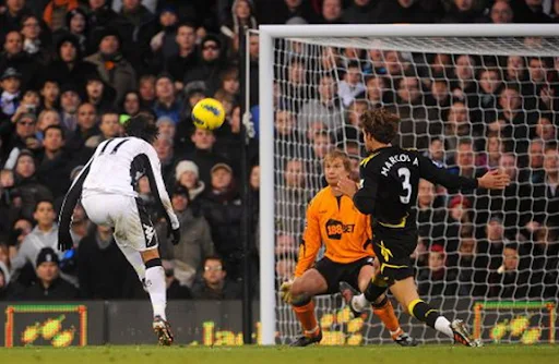 Bryan Ruiz scoops the ball over the head of Jussi Jääskeläinen to score Fulham's second