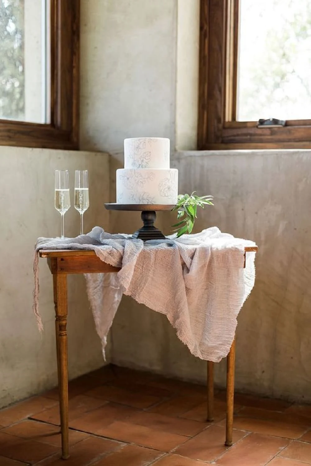 10 Ideias para Decorar a Mesa do Bolo para Casamento Civil Simples