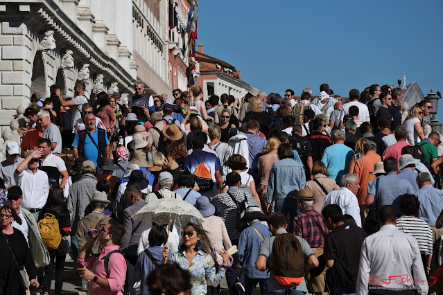 A crown of people on Ponte della Paglia, near the Doges Palace, Venice.