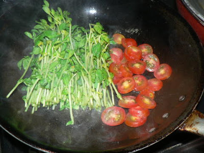 豆苗とトマト炒め