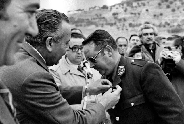 Acto de imposición de la Medalla al Mérito Agrícola a D. José Pino Rivera, durante la conmemoración del Centenario de creación de la Guardería Forestal del Estado en El Burgo (1977). Fuente: Archivo provincial de la Delegación Territorial de la CAGPDS en Málaga (gracias a D. José Montes Rincón).